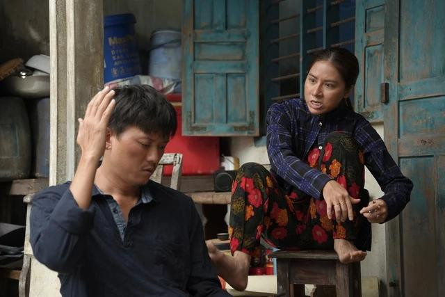 Từng bị phản đối gay gắt khi nhận vai trong Lật mặt 7 nhưng đến khi tác phẩm được trình làng, Tín Nguyễn lại được khen ngợi nhờ diễn xuất gần gũi, cảm xúc, có chiều sâu